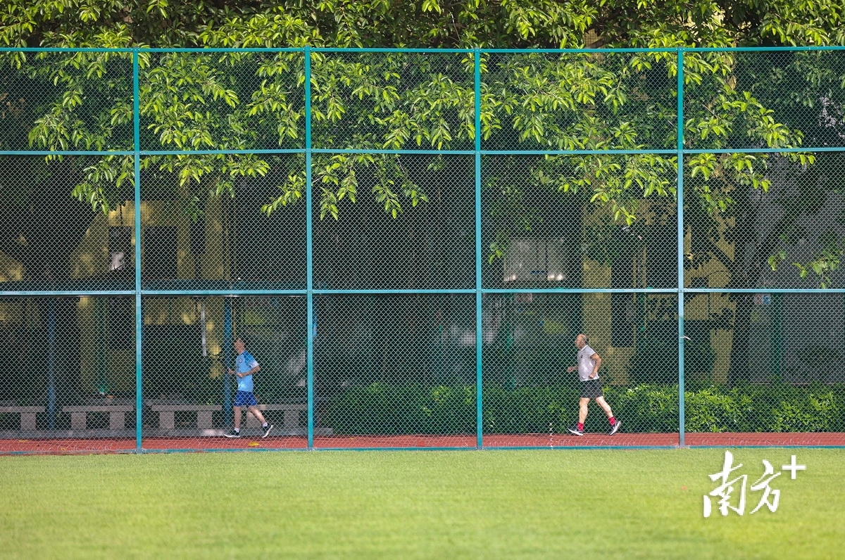 一幅生机勃, 市民们或沿, 拍摄 一幅生机勃, 市民们或沿, 拍摄